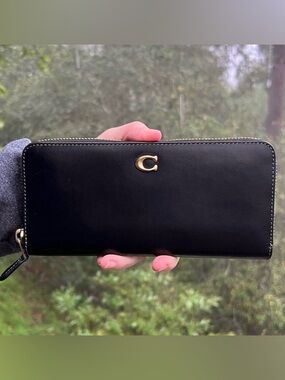 COACH Women's Essential Slim Accordion Zip Wallet Smooth BLACK Leather w Gold